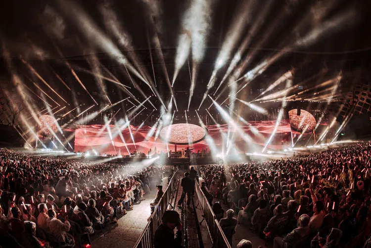 林憶蓮《迴響Resonance》舞美與燈光特效，光彩奪目。圖／索尼音樂提供