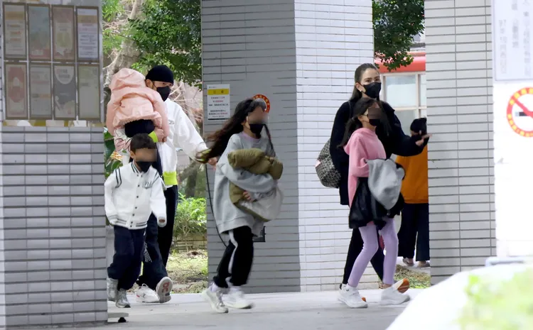 周杰倫及昆凌帶著小朋友們前往運動中心運動。特勤中心攝