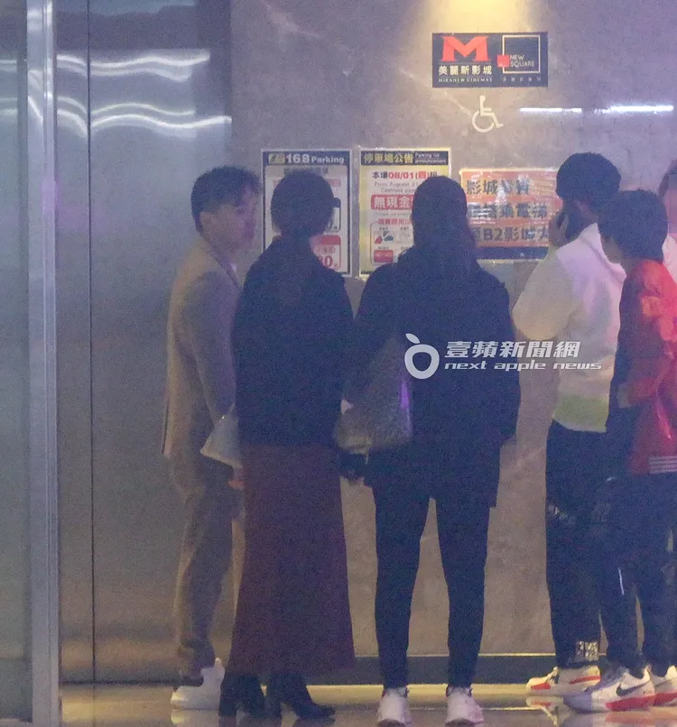 周杰倫一家在停車場與前棒棒堂男孩阿緯夫妻會合。特勤中心攝