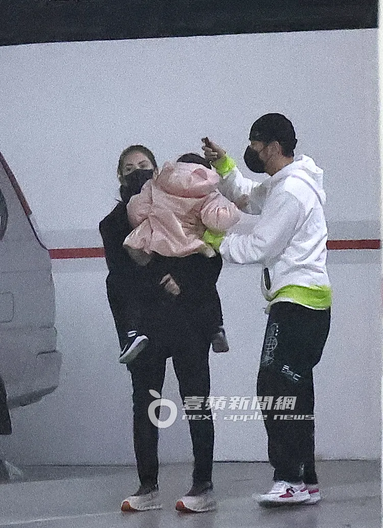 周杰倫抱起女兒，忙著按手上鑰匙將車門鎖好。特勤中心攝