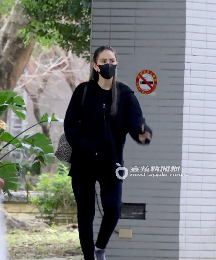 昆凌一身黑色裝扮十分低調，仍擋不住天王嫂的光芒。特勤中心攝