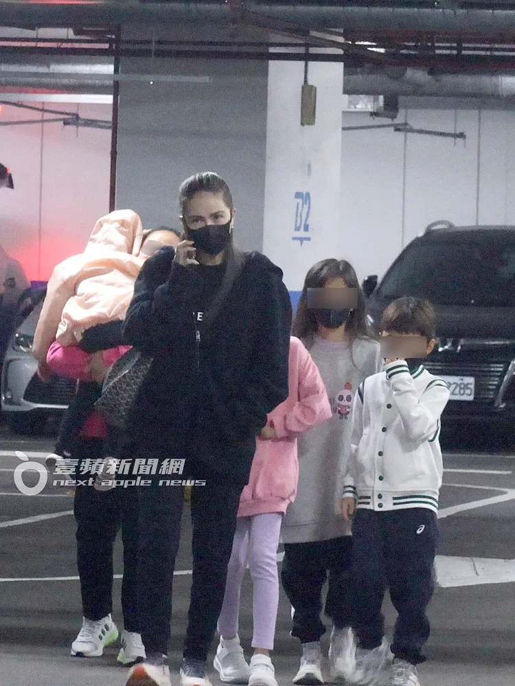 昆凌走在前面一邊忙著講電話，一邊帶小朋友們往電梯走。特勤中心攝