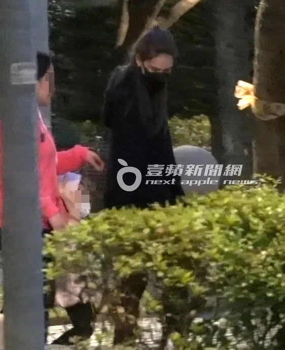 離開時，昆凌走在後面牽著女兒玩耍，畫面相當溫馨。特勤中心攝