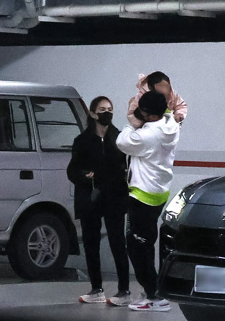 抵達大直停車場，周杰倫（右）從昆凌身上抱起女兒，對她寵愛有加。特勤中心攝