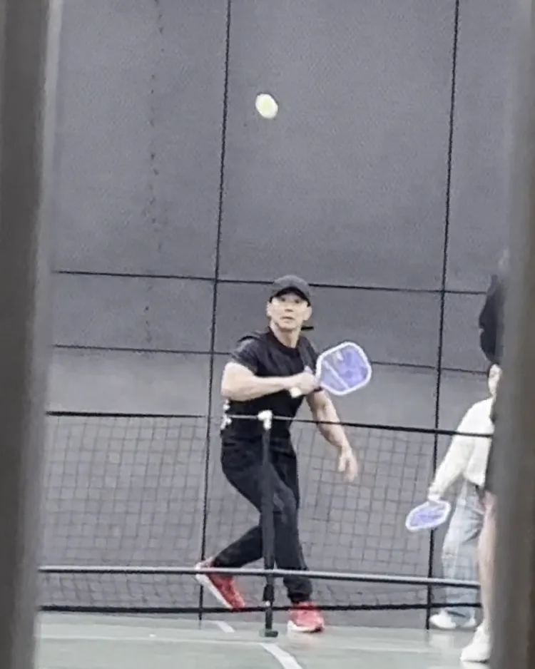 劉畊宏也現身運動中心與周杰倫一起打網球。特勤中心攝