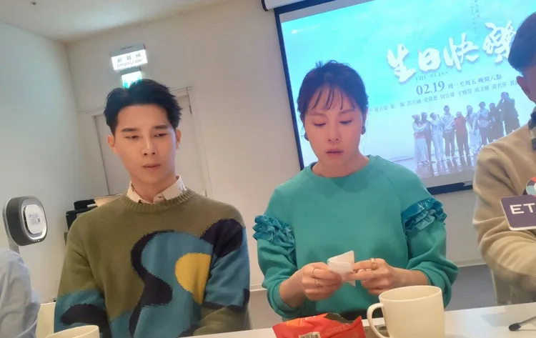 蔡亘晏（右）回憶起外婆忍不住淚灑現場。王思穎攝