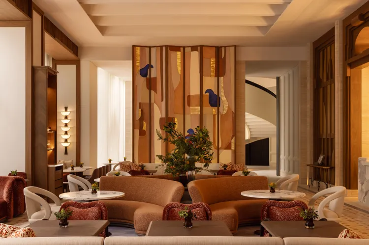 位於一樓的「鵲羽軒」大廳酒吧以柔和光線和溫馨布局營造如家般的親密氛圍。業者提供