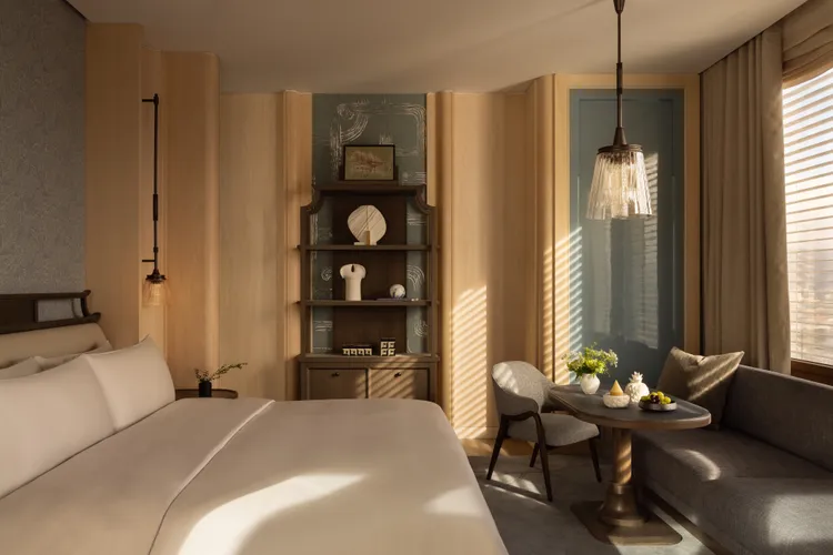以溫暖的色調與細膩的材質展現「家的溫暖」，臺北嘉佩樂酒店精心呈獻 86 間兼具優雅與實用的雅緻客房與套房。業者提供