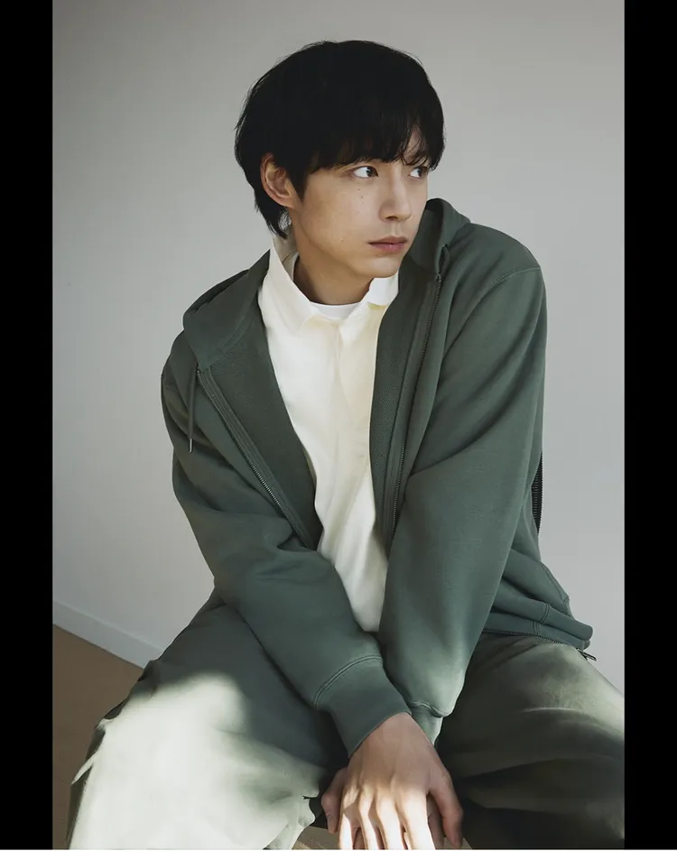 坂口健太郎用平價單品穿出簡約質感。翻攝uniqlokr