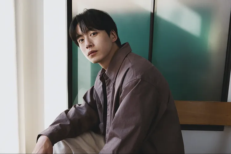 坂口健太郎一身簡約造型自帶超強男友感。翻攝uniqlokr