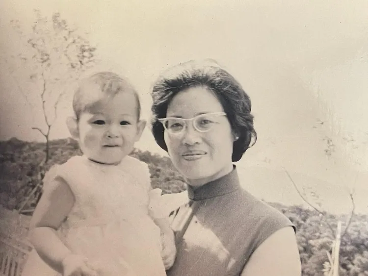 劉若英還是小娃娃時與祖母的合影。翻攝劉若英臉書