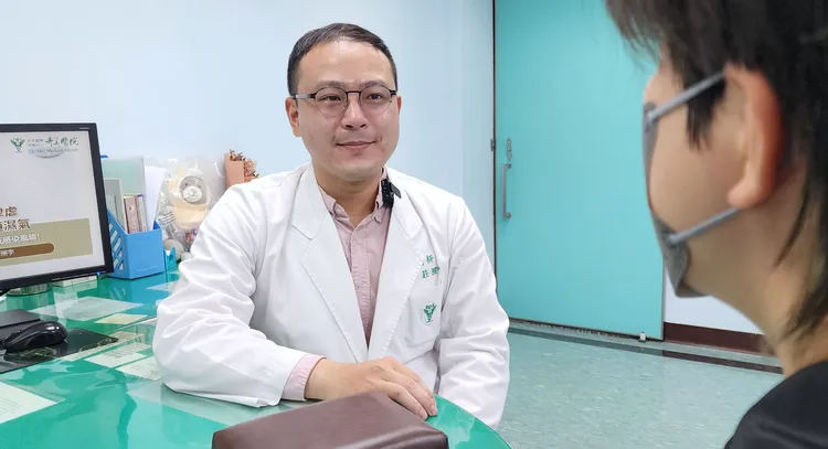 奇美醫學中心中醫部主治醫師莊照宇則說，戴口罩、勤洗手、打疫苗才能有效降低染病機率。院方提供