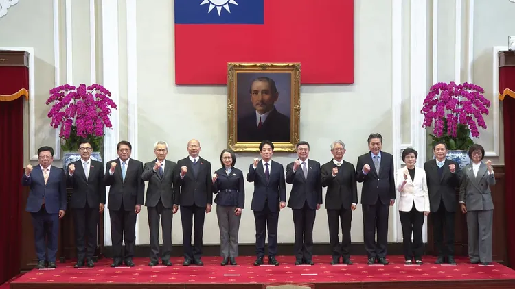 總統賴清德與行政院長卓榮泰、立法院長韓國瑜、副院長江啟臣；司法院代理院長謝銘洋；考試院長周弘憲、副院長許舒翔；監察院副院長李鴻鈞、祕書長李俊俋。賴清德臉書直播