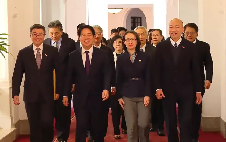 總統賴清德與行政院長卓榮泰、立法院長韓國瑜、副院長江啟臣；司法院代理院長謝銘洋；考試院長周弘憲、副院長許舒翔；監察院副院長李鴻鈞、祕書長李俊俋。賴清德臉書直播