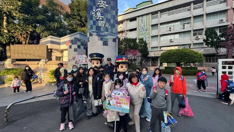 三峽分局在安溪國小執行護童勤務。警方提供
