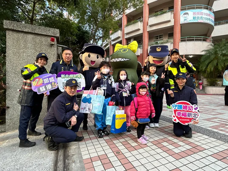 婦幼警察隊在光復國小執行護童勤務。警方提供