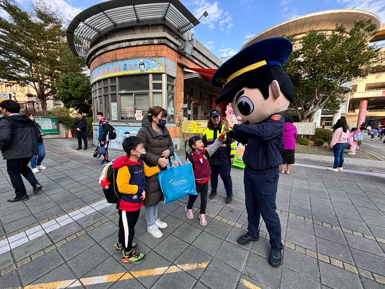 蘆洲分局在忠義國小執行護童勤務。警方提供