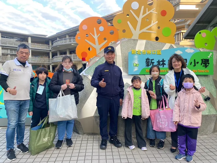 林口分局在新林國小執行護童勤務。警方提供