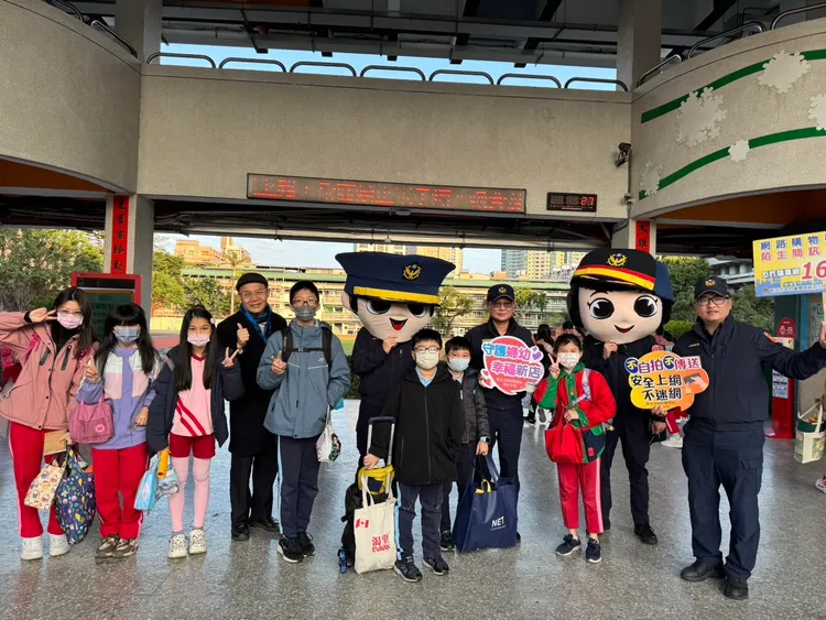 新店分局大豐國小執行護童勤務。警方提供