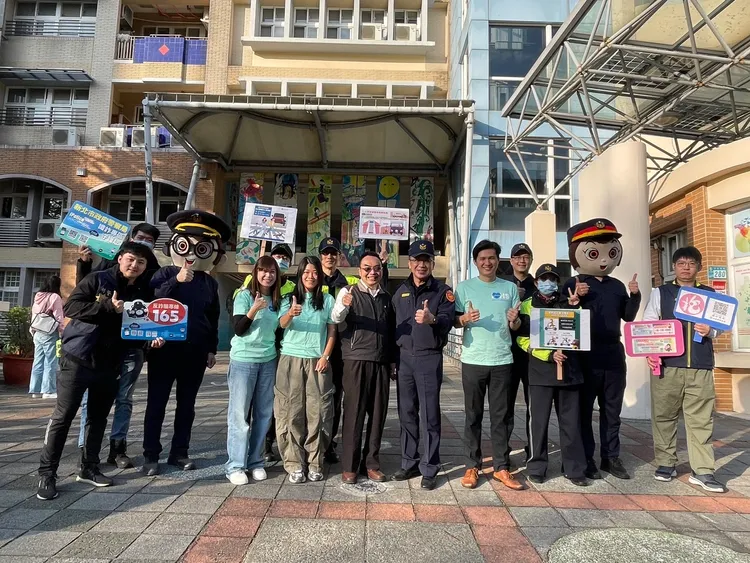 海山分局在海山國小執行護童勤務。警方提供