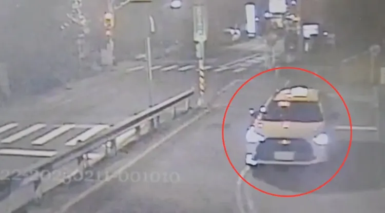 施男酒後開著計程車路上搖搖晃晃，還跨越道路雙黃線，路人看了相當憂心，報警求助。翻攝畫面