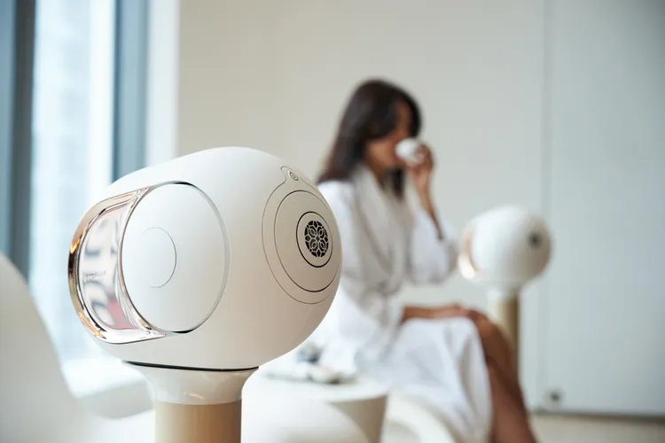 Devialet嚴選品牌旗艦款「Phantom I 108dB 無線揚聲器」立體聲組合進駐AWAY®紓壓艙。業者提供