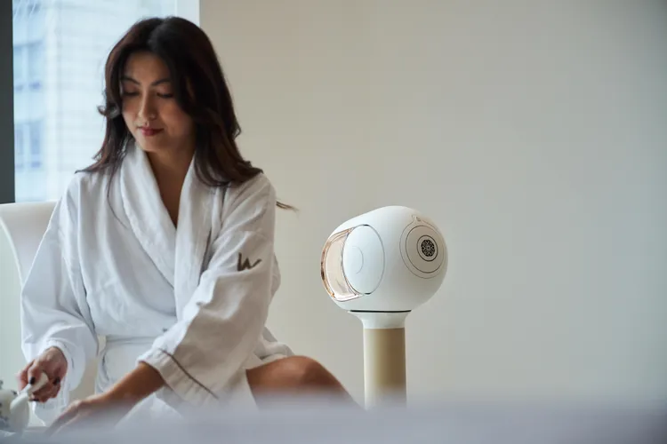 本次合作力邀台灣音樂人獨家製作「環島聲景樂」，透過Devialet旗艦款無線揚聲器，於AWAY®紓壓艙雙人芳療室打造感官療癒之旅。業者提供