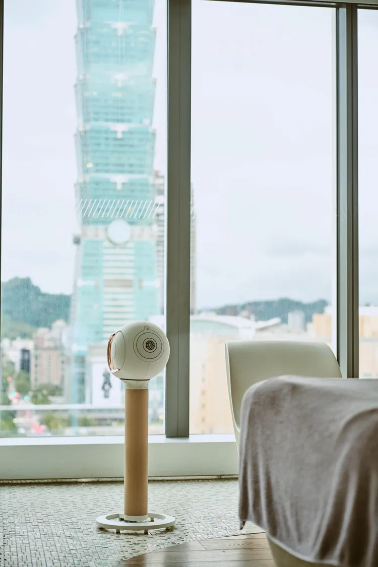 AWAY®紓壓艙的雙人芳療室內可近距離欣賞台北101。業者提供