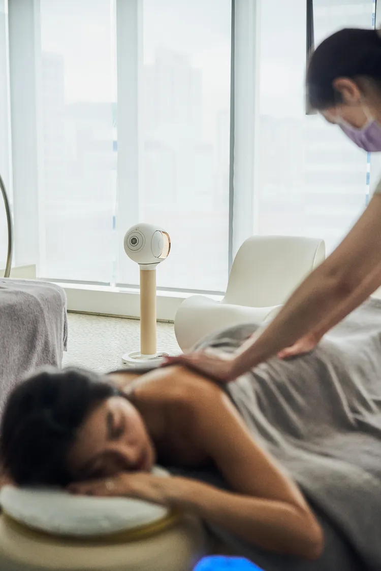 AWAY®紓壓艙提供排毒護理、按摩護理、臉部護理與身體護理等，由專業芳療師為貴賓服務。業者提供