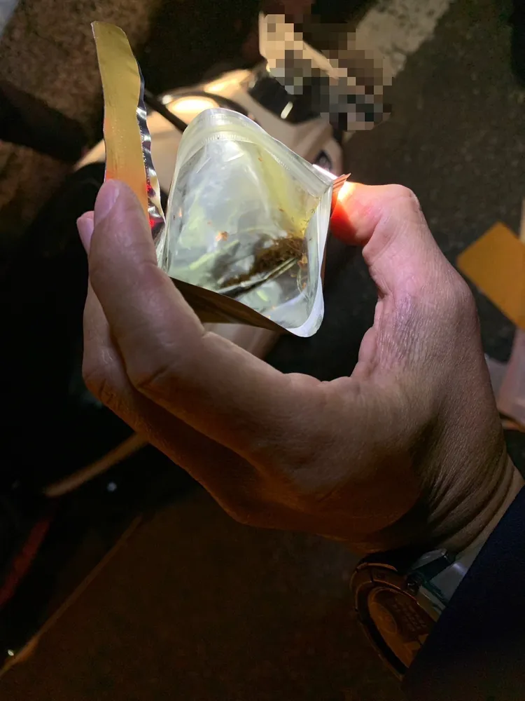 吳男交出彩虹菸菸草。警方提供