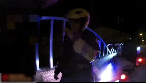 情人節單手騎機車耍帥 不帥了!花蓮男身攜這東西遭警送辦