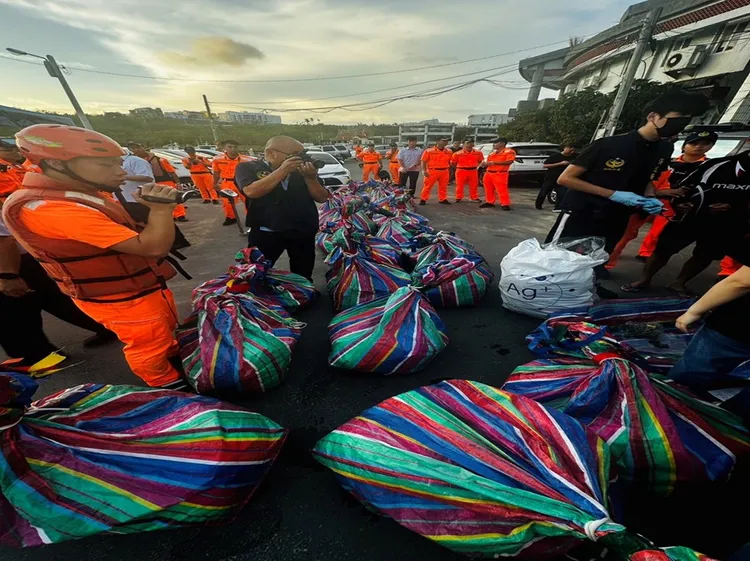 專案小組自私人遊艇查扣23個大型帆布袋。翻攝畫面