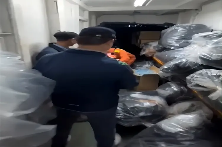 高雄查緝隊破獲船廠密道內私菸。翻攝畫面