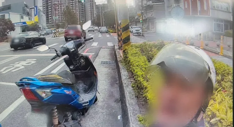 吳男踹倒機車，攔阻警方上前。翻攝照片