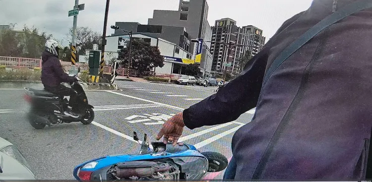 吳男拿打火機點燃外洩油氣，造成機車起火，不但酒駕還縱火，兩條公共危險罪。翻攝照片