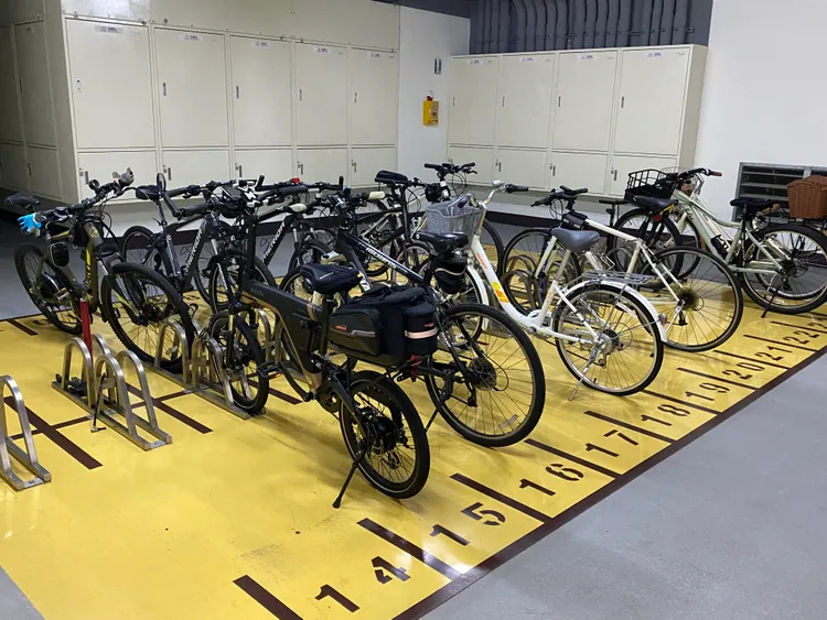 設置自行車停車區，鼓勵住戶騎乘，減碳又健康。環保局提供
