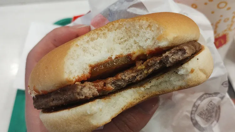 万作表示漢堡的麵包保有蓬鬆感。翻攝自万作X