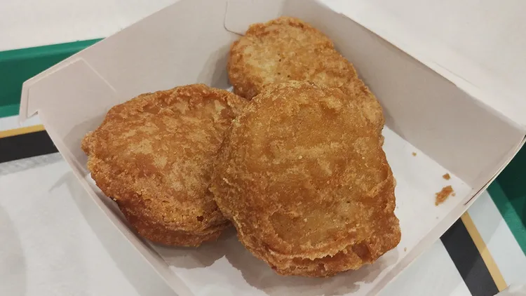 万作表示雞塊與薯條一樣炸得很棒。翻攝自万作X