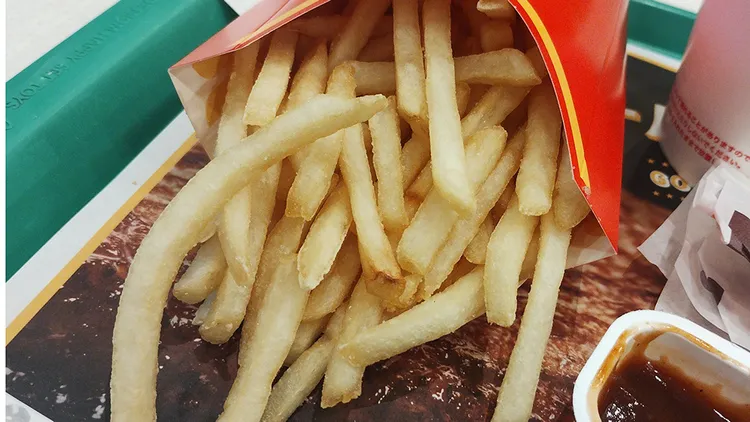 万作大讚該店薯條炸得完美。翻攝自万作X