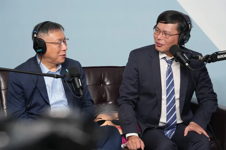 民眾黨前主席柯文哲（左）、現任黨主席黃國昌（右）。民眾黨提供