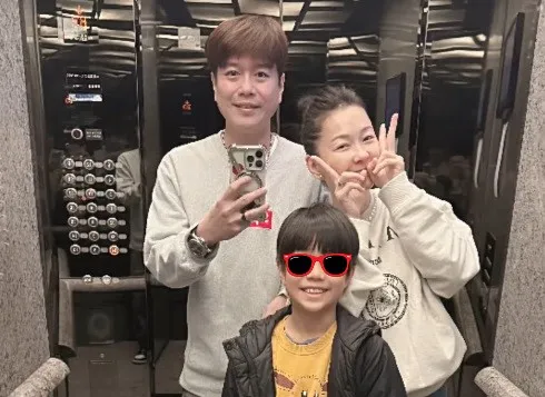 六月、李易攜手走過婚變，日前帶兒子一起去吃牛排。翻攝李易IG