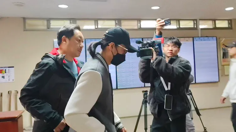 李威4度到案遭改列被告，檢警也搜索他的家中。張欽攝