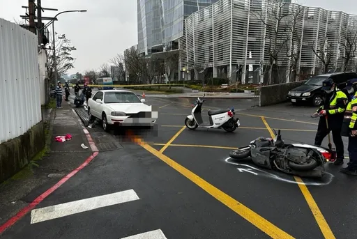 北市內湖騎士與小客車車禍!騎士卡車底無生命跡象送醫
