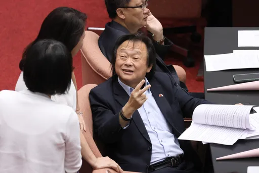 駕駛BMW三車追撞!王世堅報平安「肇事原因仍待釐清」