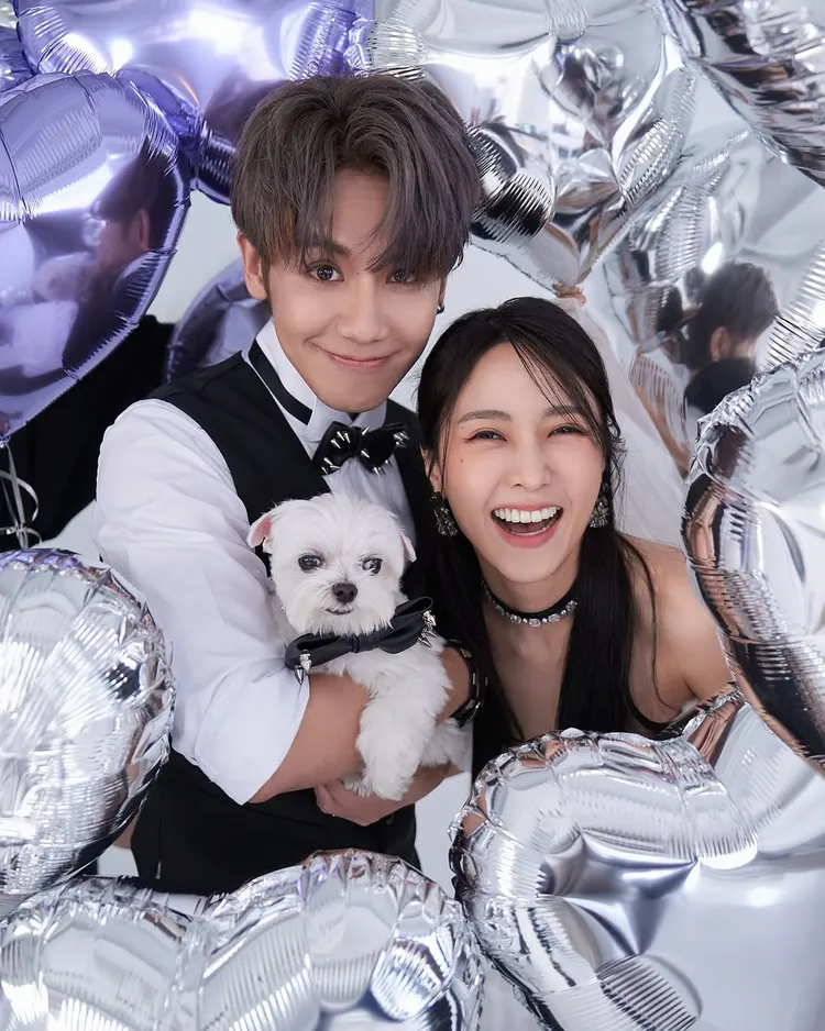 鼓鼓、大元與愛犬一家三口。翻攝鼓鼓IG