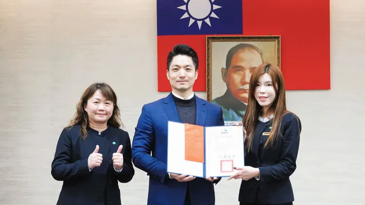 蔣萬安頒發獎狀給金融機構阻詐有功人員。警方提供