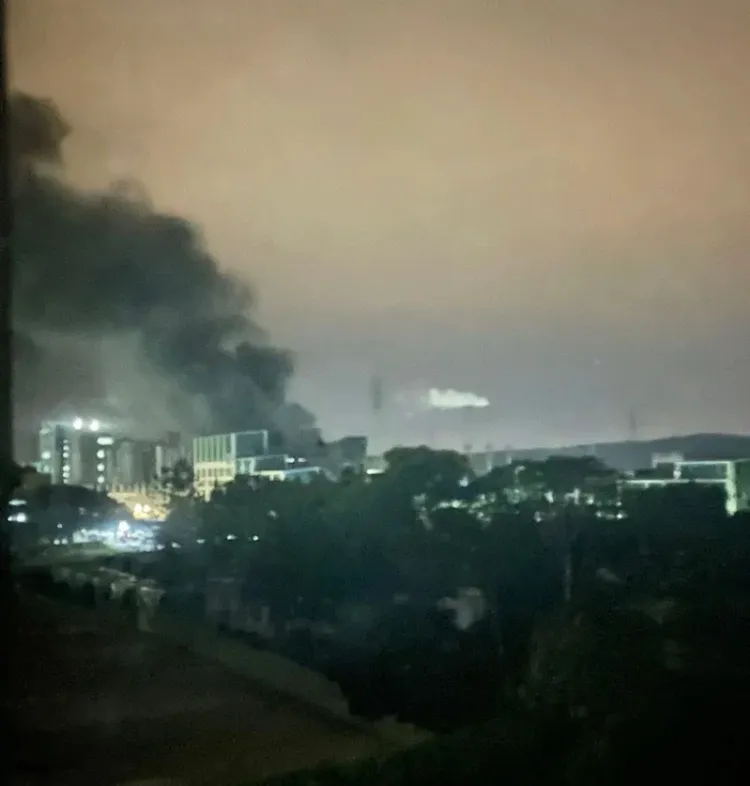 新竹民眾表示，今（6）日凌晨3時左右聽見一聲巨響，遠東化纖廠方向隨即飄出陣陣黑濃煙。翻攝《新埔人》臉書