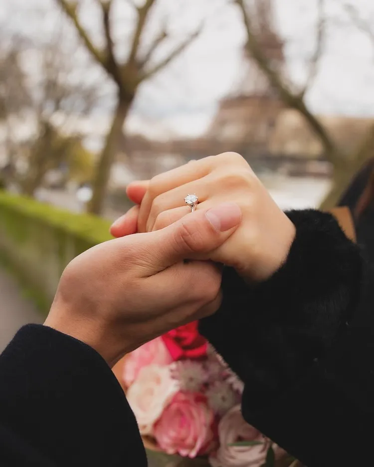 女友手上的Tiffany鑽戒目測有3克拉。翻攝自threads