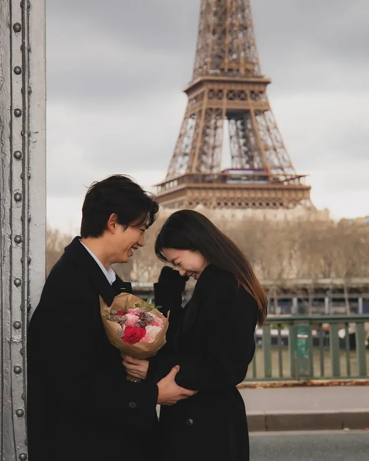 網路上今日瘋傳玉澤演在巴黎的求婚照。翻攝自threads