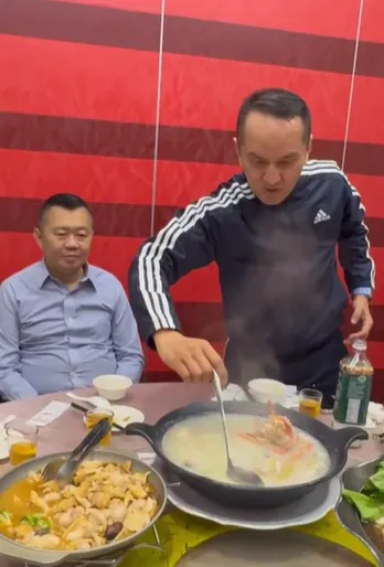 招牌的龍蝦粥除了有肥美的龍蝦以外，還有超大顆的蚵仔。